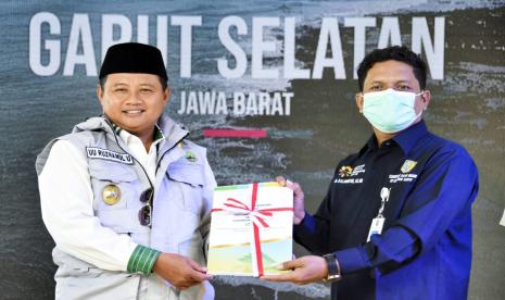 Wakil Gubernur (Wagub) Jawa Barat (Jabar) Uu Ruzhanul Ulum (kiri) secara resmi menyerahkan dokumen usulan Calon Daerah Persiapan Otonomi Baru (CDPOB) Kabupaten Garut Selatan kepada perwakilan Kementerian Dalam Negeri (Kemendagri) Republik Indonesia (RI) di Villa Jaya Sakti, Pantai Rancabuaya, Kabupaten Garut, Rabu (16/12). 