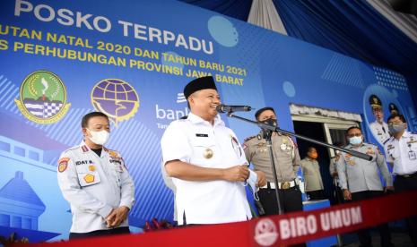 Wakil Gubernur (Wagub) Jawa Barat (Jabar) Uu Ruzhanul Ulum melakukan inspeksi kesiapan posko Dinas Perhubungan (Dishub) jelang libur Natal 2020 dan Tahun Baru 2021 di Nagreg, Kabupaten Bandung, Rabu (23/12).  