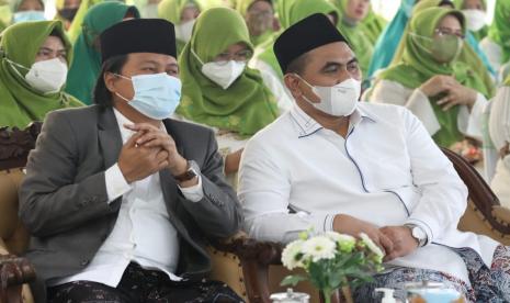 Wakil Gubernur (Wagub) Jawa Tengah, Taj Yasin Maimoen (kanan) dan KH Muhammad Yusuf Chudlori saat menghadiri acara pengajian bersama Gus Yasin dan Gus Yusuf, yang digelar dalam menyambut Isra Mi