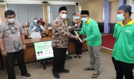 Wakil Gubernur (Wagub) Jawa Tengah, Taj Yasin Maimoen menyerahkan pisau secara simbolis kepada peserta uji kompetensi juru sembelih halal (juleha), saat membuka uji kompetensi Juleha di Kantor Dinas Pertanian dan Perkebunan Provinsi Jawa Tengah, di Bandarjo, Ungaran, Kabupaten Semarang, Rabu (15/6).