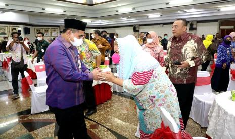 Wakil Gubernur (Wagub) Jawa Tengah, Taj Yasin Maimoen menyerahkan penghargaan Universal Health Coverage (UHC) Award 2022 Badan Penyelenggara Jaminan Sosial (BPJS) Kesehatan kepada senumlah kepala daerah, di gedung Gradhika Bhakti Praja Semarang, Selasa (20/12). 