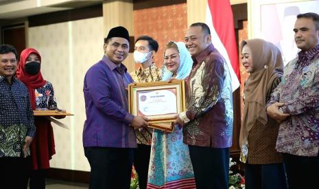 Wakil Gubernur (Wagub) Jawa Tengah, Taj Yasin Maimoen menyerahkan penghargaan Universal Health Coverage (UHC) Award 2022 Badan Penyelenggara Jaminan Sosial (BPJS) Kesehatan kepada senumlah kepala daerah, di gedung Gradhika Bhakti Praja Semarang, Selasa (20/12). 