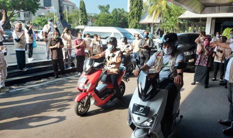 Wakil Gubernur (Wagub) Jawa Tengah, Taj Yasin Maimoen (paling kanan) berkesempatan menjajal sepeda motor listrik produk domestik bersama dengan Sekda Provinsi Jawa Tengah, Soemarno (tengah) dan GM PT PLN Unit Induk Distribusi (UID) Jawa Tengah dan DIY, Irwansyah Putra, di halaman kantor gubernuran, Semarang, sebelum melepas tim Jelajah Energi Jawa Tengah 2022, Selasa (28/6).  