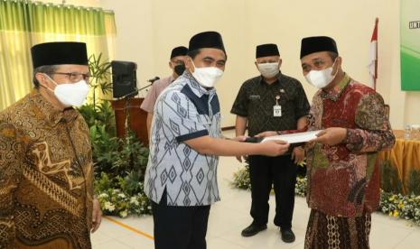 Wakil Gubernur (Wagub) Jawa Tengah, Taj Yasin Maimoen saat membuka Bimbingan Teknis (Bintek) Juru Sembelih Halal (Juleha) bagi 41 anggota Santri Gayeng Nusantara (SGN) se-Jawa Tengah, yang dilaksanakan di kantor Dinas Peternakan dan Kesehatan Hewan (Disnakkeswan) Provinsi Jawa Tengah, kompleks Tarubudaya, Ungaran, Kabupaten Semarang, Selasa (9/11).