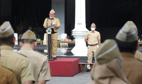 Wakil Gubernur (Wagub) Jawa Tengah, Taj Yasin Maimoen saat memimpin upacara peringatan Hari Bela Negara yang diikuti ASN lingkungan Pemprov Jawa Tengah, di halaman kantor Gubernurnuran, di Semarang, Senin (19/12).