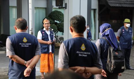  Wakil Gubernur (Wagub) Jawa Tengah, Taj Yasin Maimoen saat melepas Tim Jelajah Energi Jawa Tengah jilid 2, di kantor Dinas Energi dan Sumber Daya Mineral (ESDM) Provinsi Jawa Tengah, di Semarang, Kamis (10/11).  