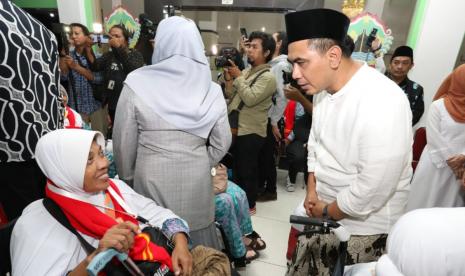  Wakil Gubernur (Wagub) Jawa Tengah, Taj Yasin Maimoen, saat melepas rombongan kloter pertama calon haji Embarkasi Solo, di Asrama Haji Donohudan, Kabupaten Boyolali, Jawa Tengah, Rabu (24/5).