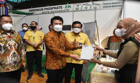 Wakil Gubernur (Wagub) Jawa Timur, Emil Elestianto Dardak (tengah) bersama Direktur Utama Petrokimia Gresik, Dwi Satriyo Annurogo (kedua kanan) saat menghadiri pameran UMKM bertajuk “Mangga Hybrid Expo (MHE) 2022” di SOR Tri Dharma, Gresik, Jawa Timur, Rabu (29/6/2022). 