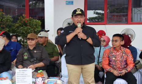 Wakil Gubernur (Wagub) Kalteng Edy Pratowo buka kegiatan Pasar Penyeimbang yang digelar di Halaman Kantor Camat Laung Tuhup, Kabupaten Murung Raya, Kamis (1/2/2024). 