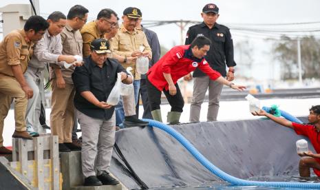 Wakil Gubernur (Wagub) Kalteng Edy Pratowo melakukan Tebar Perdana  Benur Udang Vaname di Kawasan Tambak Udang/Shrimp Estate Berkah, yang dipusatkan di Desa Sei Raja Kecamatan Jelai Kabupaten Sukamara, Sabtu (9/3/2024).