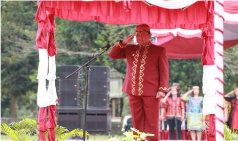 Wakil Gubernur (Wagub) Kalteng Edy Pratowo  saat memimpin Upacara Peringatan Hari Jadi ke-21 Kabupaten Katingan, yang berlangsung di Objek Wisata Bukit Batu Kasongan, Kabupaten Katingan, Kamis (20/7/2023).