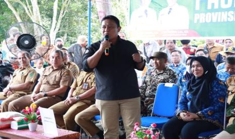 Wakil Gubernur (Wagub) Kalteng H Edy Pratowo buka Pasar Murah di Wilayah Tengah Provinsi Kalteng, tepatnya di Kabupaten Pulang Pisau, Senin (18/3/2024). Wagub membuka Pasar Murah di dua lokasi, yakni Kecamatan Jabiren Raya dan Halaman Stadion H.M Sanusi, Kecamatan Kahayan Hilir. Nampak masyarakat sangat antusias dengan adanya Pasar Murah tersebut. 