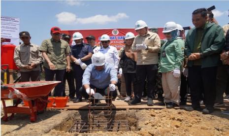 Wakil Gubernur (Wagub) Kalteng melakukan Peletakan Batu Pertama Pembangunan Pabrik Pakan Ternak, yang dipusatkan di Trans Parenggean-Tumbang Sangai Km 9, Desa Bukit Harapan Kecamatan Parenggean Kabupaten Kotawaringin Timur, Sabtu (9/9/2023).