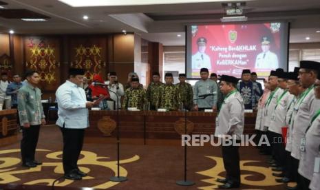 Wakil Gubernur (Wagub) Kalteng selaku Ketua Lembaga Pengembangan Tilawatil Qur`an (LPTQ) Kalteng H Edy Pratowo Lantik Dewan Hakim dan Panitera Musabaqah Tilawatil Qur`an dan Hadis (MTQH) XXXII Tingkat Provinsi Kalteng Tahun 2024, di Aula Eka Hapakat Kantor Gubernur Kalteng, Ahad (8/12/2024).