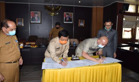 Wakil Gubernur (Wagub) Kepulauan Bangka Belitung, Abdul Fatah, Senin (10/8) hadir guna melakukan penandatanganan Memorandum of Understanding (MoU) antara Badan Anggaran DPRD Prov Kepulauan Babel dengan Tim Anggaran Pemerintah Daerah Rancangan Kebijakam Umum Anggaran Priotitas dan Plafon Anggaran Sementara (TAPD RKUA PPAS) Perubahan TA 2020.