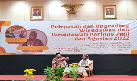 Wakil Kepala Badan Pembinaan Ideologi Pancasila (BPIP) Karjono memberikan pembekalan kepada wisudawan dan wisudawati mahasiswa S1 dan S2 Fakultas Hukum Universitas Negeri Sebelas Maret Surakarta, Jawa Tengah, Jumat (26/8/2022).