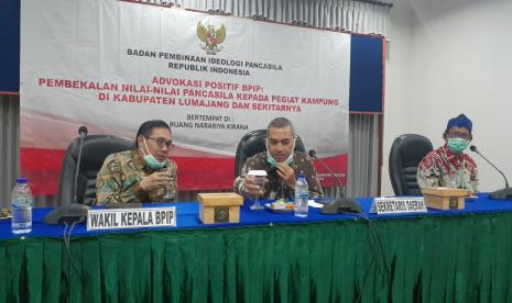 BPIP: Masyarakat Pancasila Adalah Masyarakat Pembelajar. Foto: Wakil Kepala BPIP Prof Hariyono (kiri) sedang diskusi bersama Sekda Kabupaten Lumajang Agus Triyono (tengah) di sela acara advokasi positif BPIP untuk pegiat kampung di Lumajang, Ahad (27/9).