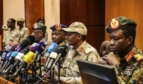 Wakil Kepala Dewan Militer Sudan Jenderal Mohamed Hamdan Dagalo (kedua dari kanan) berbicara dalam konferensi pers di Khartoum, Sudan, 30 April 2019.