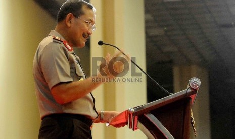 Wakil Kepala Kepolisian Republik Indonesia Badrodin Haiti (kiri) menjadi pembicara dalam seminar Outlook Penegakan Hukum di Gedung MPR/DPR, Senayan, Jakarta, Kamis (22/1).  (Republika/Agung Supriyanto)