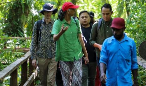 Wakil Kepala Mission Australia, Gita Kamath, mengunjungi Desa Malaumkarta di Sorong, Papua Barat Daya. 