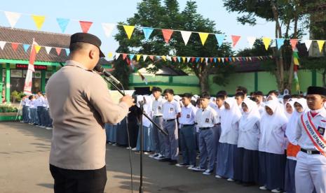 Wakil Kepala Polres (Wakapolres) Sukabumi Kota Kompol Deny Rahmanto menjadi inspektur upacara di Madrasah Aliyah Negeri (MAN) 2 Kota Sukabumi, Jawa Barat, Senin (21/8/2023). 