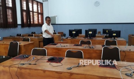 Wakil Kepala Sekolah SMK 1 Gunungguruh Kabupaten Sukabumi Dadang Somantri menunjukkan lokasi penempatan sebanyak 19 unit komputer yang hilang digondol maling Rabu (24/1).