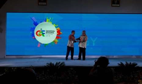 Wakil Kepala SKK Migas, Sukandar (kiri) dan anggota VII BPK RI, Eddy Mulyadi Soepardi (kanan) dalam The 3rd General Affairs Forum di Nusa Dua, Bali, Kamis (30/8). Forum tahunan ini mempertemukan komunitas para praktisi general affairs, general services, fasilitas kantor, dan profesional di bidangnya yang berkontribusi pada bisnis industri hulu migas Indonesia.