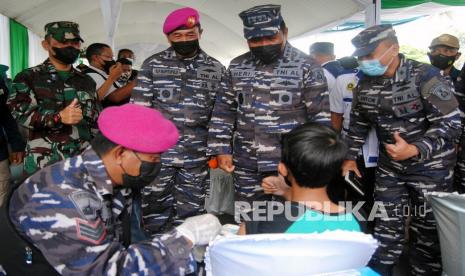 Wakil Kepala Staf Angkatan Laut Laksamana Madya TNI Ahmadi Heri Purwono (kedua kanan) meninjau pelaksanaan Serbuan Vaksinasi Peduli TNI AL di Kecamatan Cijeruk, Kabupaten Bogor, Jawa Barat, Rabu (27/10/2021). Serbuan Vaksinasi Peduli TNI AL tersebut merupakan salah satu implementasi pengabdian TNI yang secara langsung menyentuh masyarakat dan memberikan dampak positif bagi kesehatan rakyat Indonesia terutama di wilayah aglomerasi Bogor dan Tangerang. 