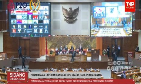 Wakil Ketua Badan Anggaran (Banggar) DPR Muhidin Mohamad Said pingsan dan terjatuh setelah menyerahkan laporan atas hasil pembahasan pembicaraan pendahuluan RAPBN Tahun Anggaran 2023 dan Rencana Kerja Pemerintah Tahun 2023.