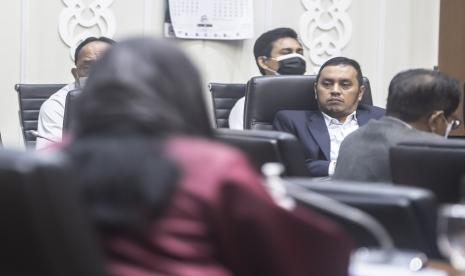 Wakil Ketua Badan Legislasi DPR Willy Aditya mendengarkan pandangan anggota Badan Legislasi saat Rapat Panja di komplek Parlemen, Jakarta, Selasa (16/11/2021). Rapat Panja tersebut membahas penyusunan RUU tentang penghapusan kekerasan seksual.