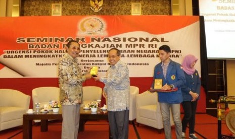 Wakil Ketua Badan Pengkajian MPR John Pieris dalam seminar di NTT.