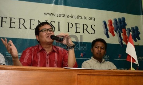  Wakil Ketua Badan Pengurus Setara Institute Bonar Tigor Naispospos (kiri) berbicara dalam hasil survey 