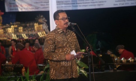   Wakil Ketua Badan Sosialisasi MPR, Zainut Tauhid, memberi sambutan pada acara pagelaran wayang kulit dalam rangka sosialisasi Empat Pilar di Lapangan Dekso, Desa Banjararum, Kecamatan Kalibawang, Kabupaten Kulonprogo, Provinsi Daerah Istimewa Yogyakarta,