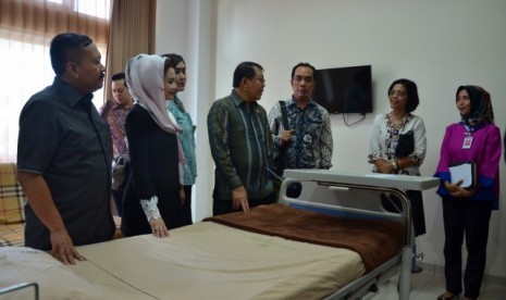 Wakil Ketua Badan Urusan Rumah Tangga (BURT) Dewan Perwakilan Rakyat Republik Indonesia (DPR RI) Novita Wijayanti saat meninjau RS Grha Medika Lombok.