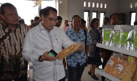 Wakil Ketua Baleg Firman Soebagyo memimpin Baleg DPR meninjau Badan Usaha Milik Desa (BUMDes) di Desa Ponggok Kecamatan Polanharjo Kabupaten Klaten, Jawa Tengah, Jumat (24/3).