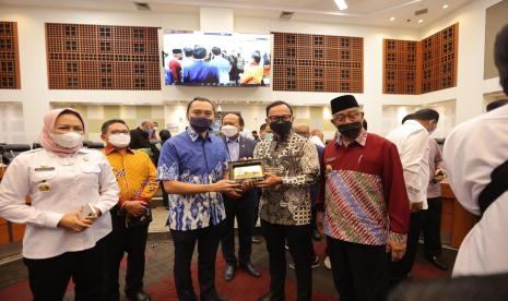 Wakil Ketua Banggar DPR Ibas bersama Ketua Asosiasi Pemerintah Kota Seluruh Indonesia (Apeksi) Bima Arya Sugiarto.