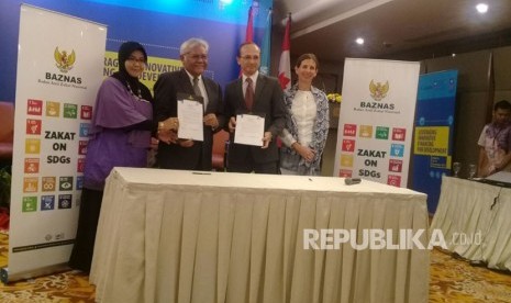 Wakil Ketua BAZNAS Dr. Zainulbahar Noor, SE, M.Ec dan Direktur Wilayah UNDP Indonesia Christophe Bauhet, menandatangani Letter of Intent (LoI) pendirian Laboratorium Innovative Financing for SDGs di Jakarta, Jumat (17/11/2017). Turut menyaksikan, anggota BAZNAS Ir. Nana Mintarti MP, Sekjen PBB yang juga Direktur Regional Asia Pasifik UNDP Haoliang Xu dan Wakil Direktur Wilayah UNDP Indonesia Francine Pickup. 