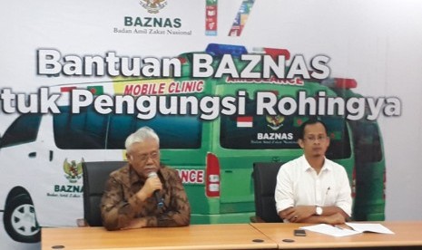 Wakil Ketua Baznas, Zainulbahar Noor (kiri) dan Direktur Pendistribusian dan Pendayagunaan, Mohammad Nasir Tajang (kemeja putih) saat konferensi pers di Kantor Baznas, Jalan Sudirman, Jakarta Pusat, Jumat (19/1). Baznas akan mengirimkan klinik keliling untuk pengungsi Myanmar di Bangladesh.