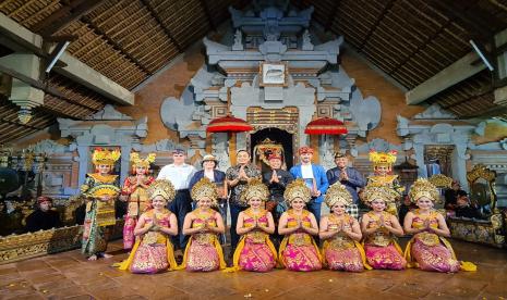 Wakil Ketua BKSAP DPR RI Putu Supadma Rudana bersama delegasi dan Dubes Rumania, Stefan Musoiu, Laura Luliana dan Adrian Balanescu di Ubud, Bali, Kamis (31/3/2022)