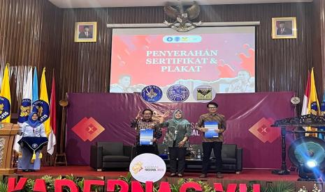 Wakil Ketua BPIP Dr Drs Karjono Atmoharsono SH MHum, mengajak mahasiswa kedinasan berpikir kritis dan kreatif