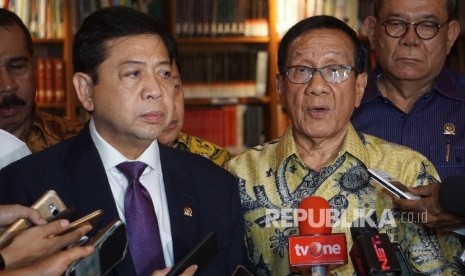 Wakil Ketua Dewan Kehormatan Golkar Akbar Tanjung bersama dengan Ketua Umum Golkar Setya Novanto menjawab pertanyaan wartawan seusai melakukan pertamuan di kediaman Ketua Dewan Kehormatan Partai Golkar BJ Habibie, Jakarta, Senin (23/7). 