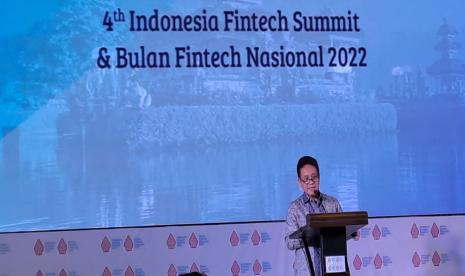 Wakil Ketua Dewan Komisioner Otoritas Jasa Keuangan Mirza Adityaswara saat memberi sambutan dalam acara Closing Ceremony 4th Indonesia Fintech Summit dan Bulan Fintech Nasional 2022 di Yogyakarta, Senin (12/12).Otoritas Jasa Keuangan (OJK) berupaya mempercepat penurunan Tingkat Wanprestasi Pengembalian Pinjaman (TWP) di industri fintech Peer-to-Peer (P2P) Lending. Saat ini, OJK tengah memantau 22 perusahaan P2P Lending yang memiliki TWP atau kredit macet di atas lima persen.