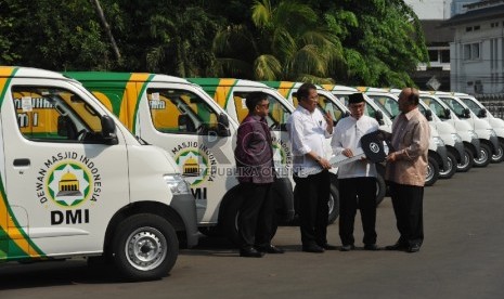 Wakil Ketua Dewan Masjid Indonesia (DMI) Masdar F. Mas'udi (kedua dari kanan), bersama Menteri Komunikasi Dan Informatika Rudiantara (kedua dari kiri) dan Direktur Astra Daihatsu Motor Sudirman MR (kanan) berbincang saat penyerahan mobil akustik masjid di 