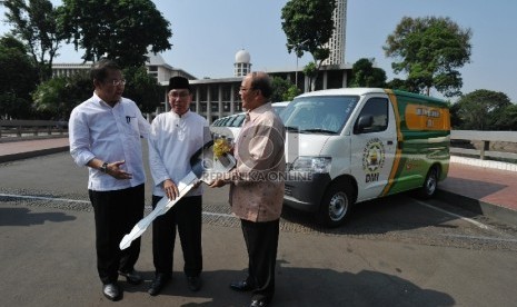 Wakil Ketua Dewan Masjid Indonesia (DMI) Masdar F. Mas'udi (tengah), bersama Menteri Komunikasi Dan Informatika Rudiantara (kiri) dan Direktur Astra Daihatsu Motor Sudirman MR (kanan) berbincang saat penyerahan mobil akustik masjid di masjid Istiqlal, Jaka