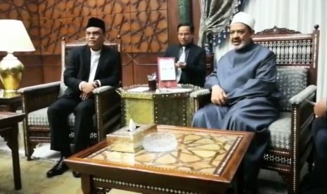 Wakil Ketua Dewan Masjid Indonesia  (DMI) Syafruddin melakukan pertemuan dengan Grand Syeikh Al Azhar Kairo, Ahmad Muhammad Ath-Thayyib. 