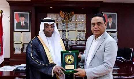 Wakil Ketua Dewan Masjid Indonesia, Syafruddin saat menerima Manajer cabang Riyadh Bank Mamdouh bin Mahmood Abdouh untuk membahas soal rencana bantuan perbaikan masjid dan mushala di Sulawesi Tengah 