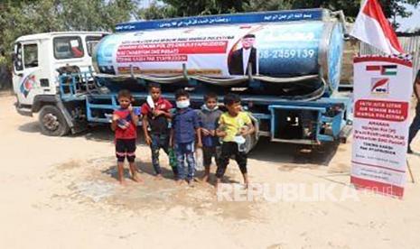 Anak-anak Gaza menerima air bersih yang dibagikan  kepada warga di Jalur Gaza, Palestina beberapa waktu lalu. Wakil Ketua Dewan Masjid Komjen Pol (Purn) Syafruddin menyumbangkan setidaknya 1 juta liter air bersih di wilayah Jalur Gaza. Selama ini warga harus membeli air bersih sebagai bahan konsumsi. Pengepungan dan infrastruktur air bersih yang buruk menyulitkan warga memperoleh air bersih.