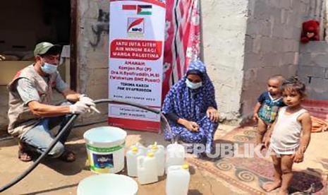 Petugas membagikan air minum kepada warga di Jalur Gaza, Palestina beberapa waktu lalu. Wakil Ketua Dewan Masjid Komjen Pol (Purn) Syafruddin menyumbangkan setidaknya 1 juta liter air bersih di wilayah Jalur Gaza. Selama ini warga harus membeli air bersih sebagai bahan konsumsi. Pengepungan dan infrastruktur air bersih yang buruk menyulitkan warga memperoleh air bersih.