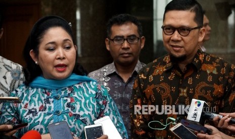 Wakil Ketua Dewan Pakar DPP Golkar Titiek Soeharto bersama Ketua Generasi Muda Partai Golkar (GMPG) Ahmad Doli Kurnia menjawab pertanyaan seusai melakukan pertemuan di Jakarta, Jumat (11/8). 