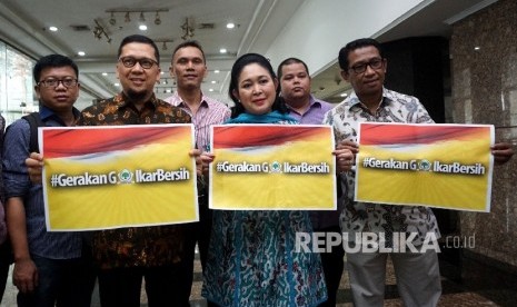 Wakil Ketua Dewan Pakar DPP Golkar Titiek Soeharto dan Ketua Generasi Muda Partai Golkar (GMPG) Ahmad Doli Kurnia (kedua kiri) bersama kader GMPG membentangkan poster seusai melakukan pertemuan di Jakarta, Jumat (11/8). 